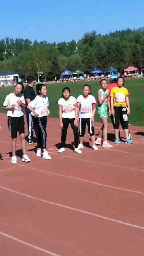 初中女子八百米,穿绿运动背心的女生第一